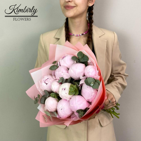 11 ароматных розовых пионов Сара Бернар с эвкалиптом. Букет 394 Kimbirly Flowers