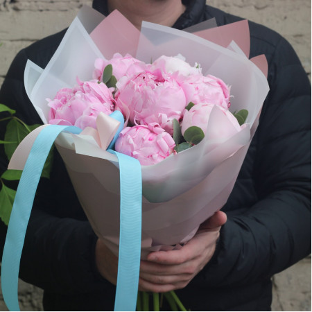 7 розовых пионов Сара Бернар с эвкалиптом. Букет 66 Kimbirly Flowers