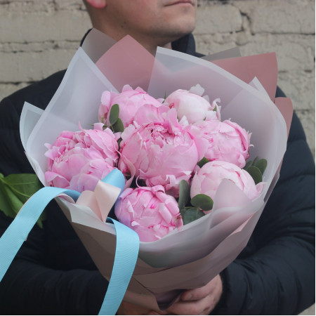 7 розовых пионов Сара Бернар с эвкалиптом. Букет 66 Kimbirly Flowers