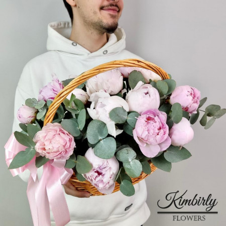 Ароматная корзина с пионами Сара Бернар и эвкалиптом. Букет 389 Kimbirly Flowers