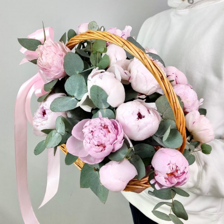 Ароматная корзина с пионами Сара Бернар и эвкалиптом. Букет 389 Kimbirly Flowers