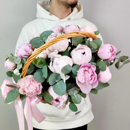 Ароматная корзина с пионами Сара Бернар и эвкалиптом. Букет 389 Kimbirly Flowers
