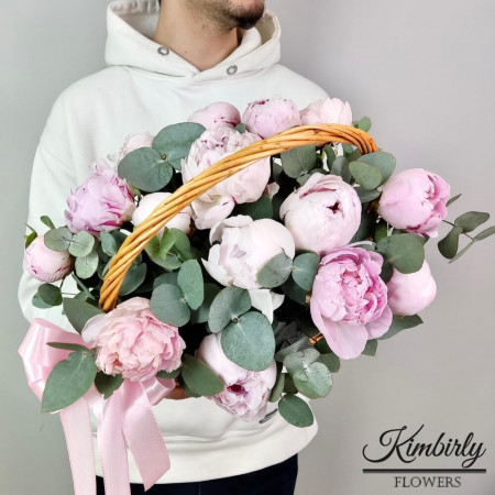 Ароматная корзина с пионами Сара Бернар и эвкалиптом. Букет 389 Kimbirly Flowers