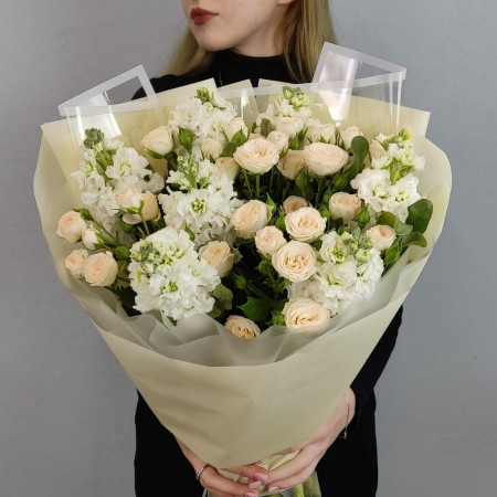 Букет из ароматной маттиолы и кустовых роз Рослин. Букет 179 Kimbirly Flowers