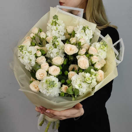 Букет из ароматной маттиолы и кустовых роз Рослин. Букет 179 Kimbirly Flowers