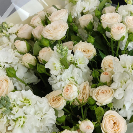 Букет из ароматной маттиолы и кустовых роз Рослин. Букет 179 Kimbirly Flowers