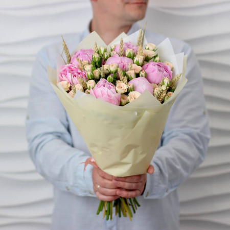 Нежный букет живых цветов из ароматных пионов и кустовых роз, цвет розовый, кремовый, светлый, пионы Сара Бернар арт 376 Kimbirly Flowers
