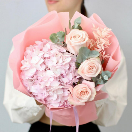 Авторский букет с гортензией и нежными розами. Букет 84 Kimbirly Flowers