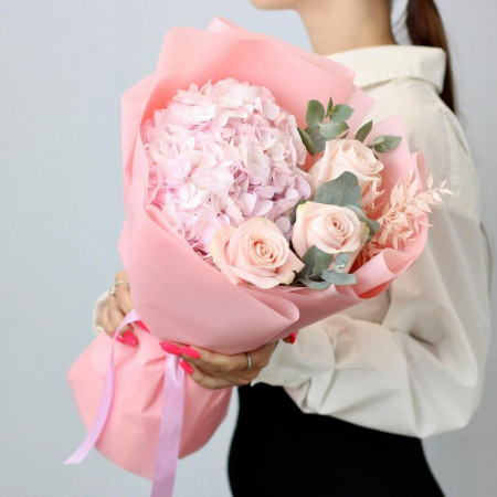 Авторский букет с гортензией и нежными розами. Букет 84 Kimbirly Flowers