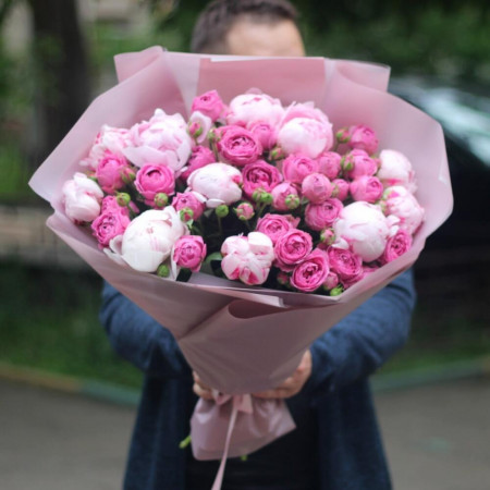 Розовые пионы Сара бернар и пионовидные кустовые розы Сильва. Букет 102 Kimbirly Flowers