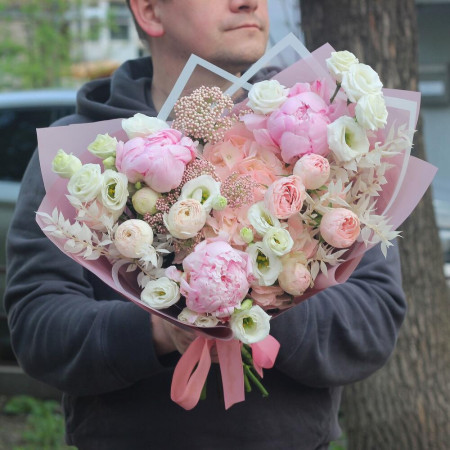Авторский букет с пионами Сара бернар и пионовидными кустовыми розами Мэнсфилд парк. Букет 238 Kimbirly Flowers
