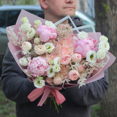 Авторский букет с пионами Сара бернар и пионовидными кустовыми розами Мэнсфилд парк. Букет 238 Kimbirly Flowers