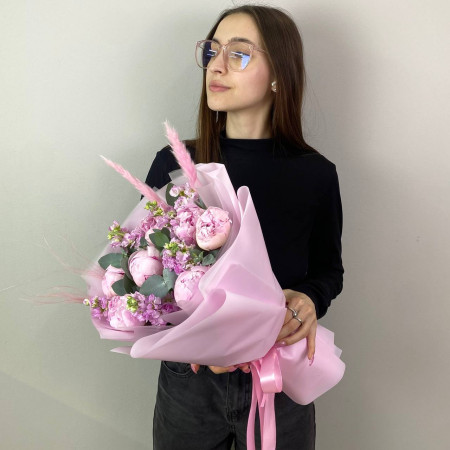 Пионы Сара Бернар и ароматная маттиола. Букет 46 Kimbirly Flowers