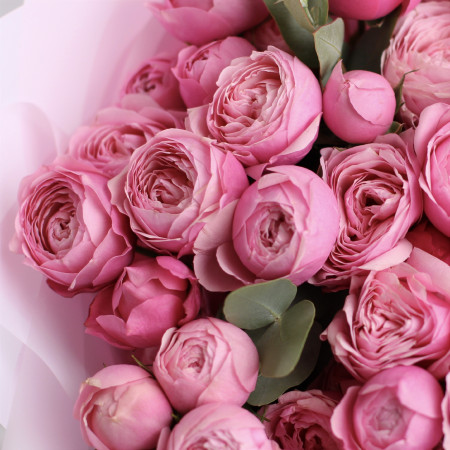 19 кустовых пионовидных роз Сильва Пинк с эвкалиптом. Букет 396 Kimbirly Flowers