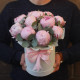 11 розовых пионов Сара Бернар с эвкалиптом в шляпной коробке. Букет 74 Kimbirly Flowers